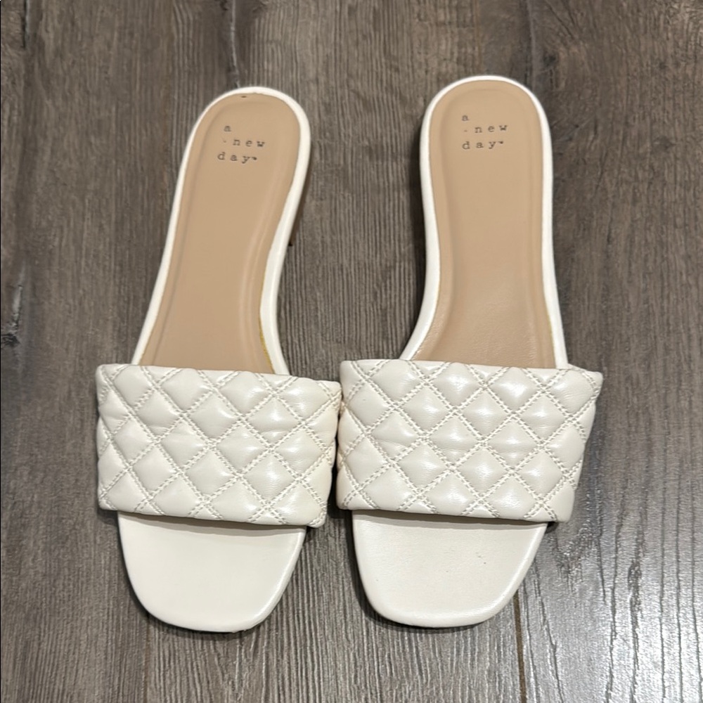 Women’s target flat white shoes 9